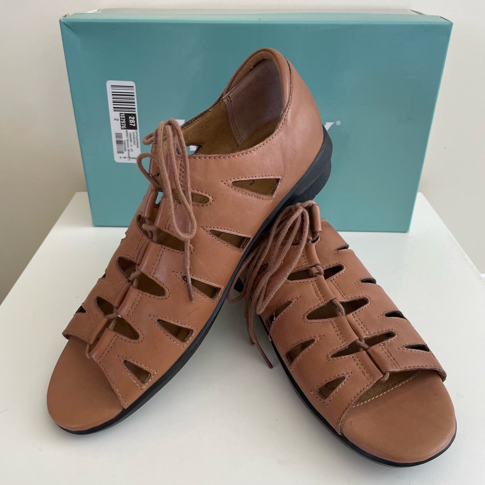 Array Women’s Brown Leather Gladiator Sandals Fla… - image 3